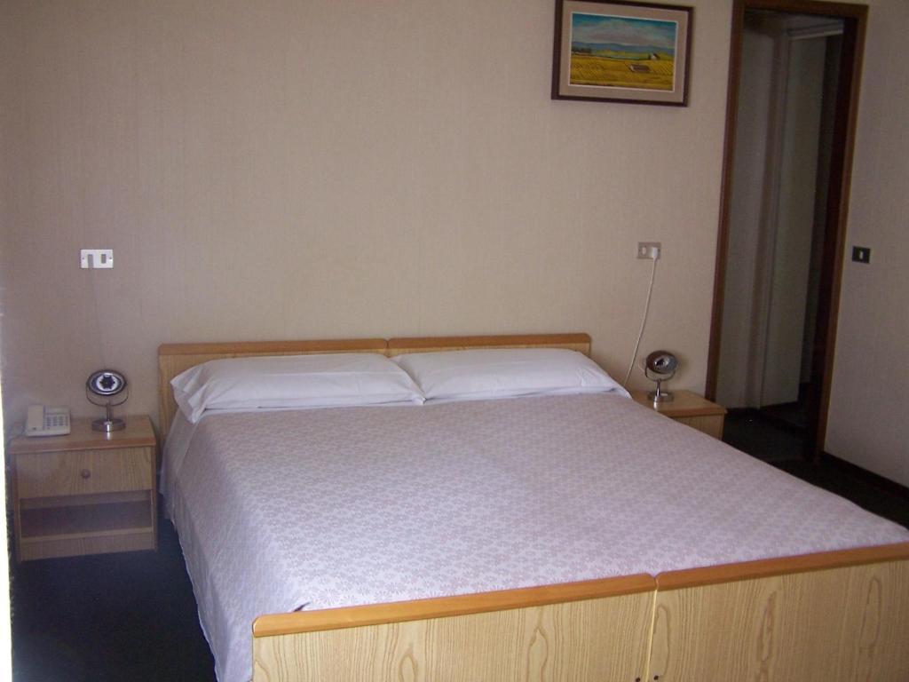 Albergo Corona Salsomaggiore Terme Bilik gambar